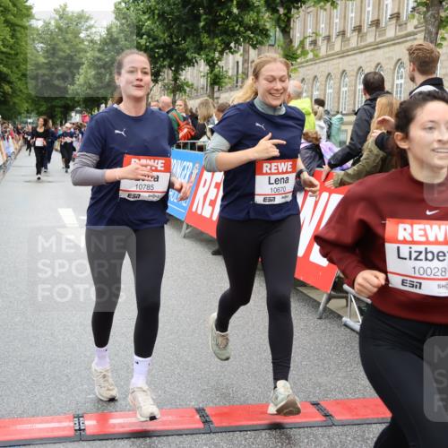 14.06.2026 - REWE Women's Run Strokosch-Dieckow http://msf.ph/oto/9784996 14.06.2026 10:03:20 Ziel 10028, 10029, 10224, 10510, 10670, 10785, 11208, 11444 meine-sportfotos.de