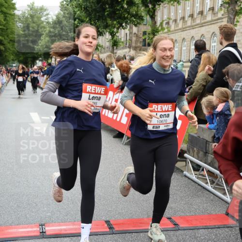 14.06.2026 - REWE Women's Run Strokosch-Dieckow http://msf.ph/oto/9785005 14.06.2026 10:03:20 Ziel 10028, 10029, 10224, 10510, 10670, 10785, 11208, 11444 meine-sportfotos.de