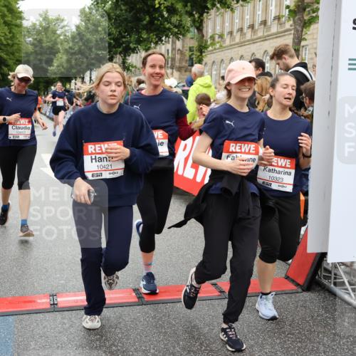 14.06.2026 - REWE Women's Run Strokosch-Dieckow http://msf.ph/oto/9785047 14.06.2026 10:03:28 Ziel 10026, 10323, 10421, 10527, 10549, 10647, 10652, 10670, 10785, 11366 meine-sportfotos.de