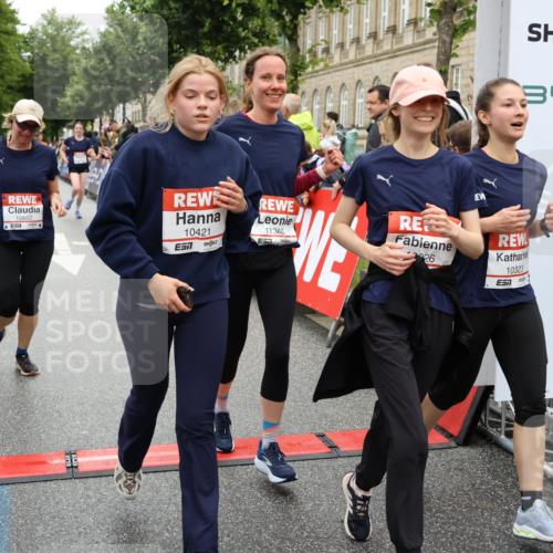 14.06.2026 - REWE Women's Run Strokosch-Dieckow http://msf.ph/oto/9785060 14.06.2026 10:03:28 Ziel 10026, 10323, 10421, 10527, 10549, 10647, 10652, 10670, 10785, 11366 meine-sportfotos.de
