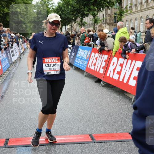 14.06.2026 - REWE Women's Run Strokosch-Dieckow http://msf.ph/oto/9785073 14.06.2026 10:03:29 Ziel 10026, 10323, 10421, 10527, 10549, 10647, 10652, 11366 meine-sportfotos.de