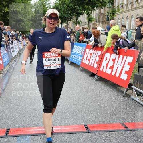 14.06.2026 - REWE Women's Run Strokosch-Dieckow http://msf.ph/oto/9785082 14.06.2026 10:03:29 Ziel 10026, 10323, 10421, 10527, 10549, 10647, 10652, 11366 meine-sportfotos.de