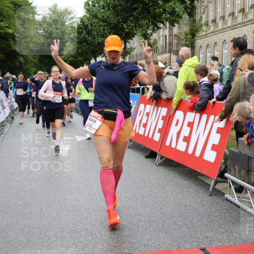 14.06.2026 - REWE Women's Run Strokosch-Dieckow http://msf.ph/oto/9785175 14.06.2026 10:03:42 Ziel 10032, 10268, 10483, 10528, 10529, 10938, 10953, 10983, 11158, 11243 meine-sportfotos.de