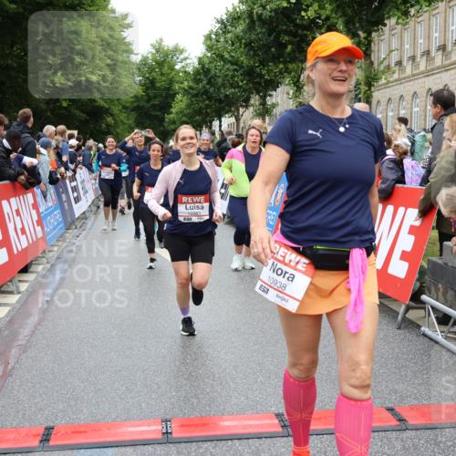14.06.2026 - REWE Women's Run Strokosch-Dieckow http://msf.ph/oto/9785195 14.06.2026 10:03:43 Ziel 10032, 10268, 10483, 10528, 10529, 10750, 10938, 10953, 10983, 11158, 11243, 11397, 11531 meine-sportfotos.de
