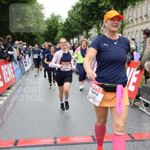 14.06.2026 - REWE Women's Run Strokosch-Dieckow http://msf.ph/oto/9785200 14.06.2026 10:03:43 Ziel 10032, 10268, 10483, 10528, 10529, 10750, 10938, 10953, 10983, 11158, 11243, 11397, 11531 meine-sportfotos.de