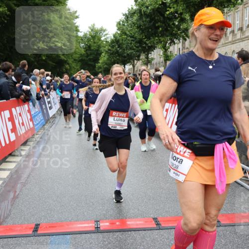 14.06.2026 - REWE Women's Run Strokosch-Dieckow http://msf.ph/oto/9785219 14.06.2026 10:03:43 Ziel 10032, 10268, 10483, 10528, 10529, 10750, 10938, 10953, 10983, 11158, 11243, 11397, 11531 meine-sportfotos.de