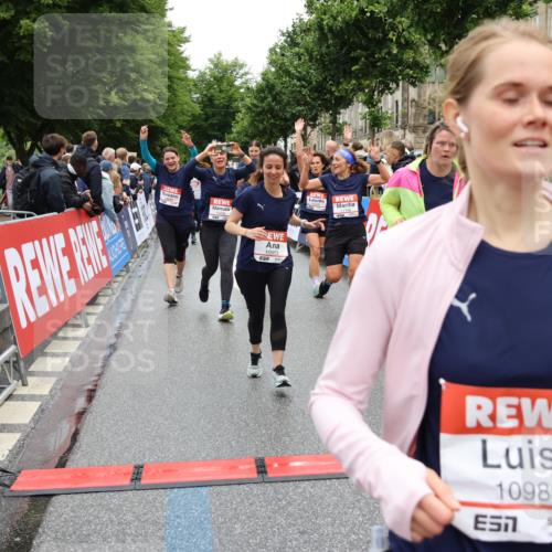 14.06.2026 - REWE Women's Run Strokosch-Dieckow http://msf.ph/oto/9785224 14.06.2026 10:03:44 Ziel 10032, 10268, 10375, 10483, 10528, 10529, 10724, 10750, 10898, 10938, 10953, 10983, 11158, 11243, 11288, 11377, 11397, 11531 meine-sportfotos.de