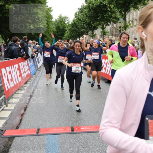 14.06.2026 - REWE Women's Run Strokosch-Dieckow http://msf.ph/oto/9785228 14.06.2026 10:03:44 Ziel 10032, 10268, 10375, 10483, 10528, 10529, 10724, 10750, 10898, 10938, 10953, 10983, 11158, 11243, 11288, 11377, 11397, 11531 meine-sportfotos.de