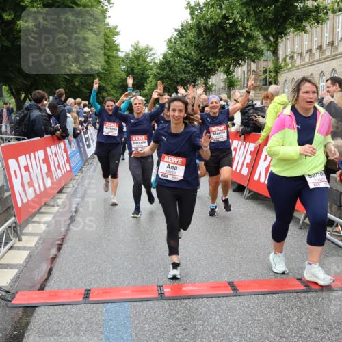 14.06.2026 - REWE Women's Run Strokosch-Dieckow http://msf.ph/oto/9785249 14.06.2026 10:03:45 Ziel 10268, 10375, 10483, 10528, 10529, 10683, 10724, 10750, 10898, 10938, 10953, 10983, 11158, 11243, 11288, 11377, 11397, 11531 meine-sportfotos.de
