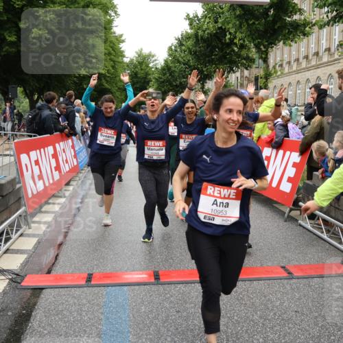 14.06.2026 - REWE Women's Run Strokosch-Dieckow http://msf.ph/oto/9785265 14.06.2026 10:03:46 Ziel 10268, 10375, 10483, 10528, 10529, 10683, 10724, 10750, 10898, 10938, 10953, 10983, 11115, 11158, 11243, 11288, 11310, 11377, 11397, 11531 meine-sportfotos.de