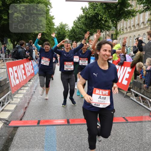 14.06.2026 - REWE Women's Run Strokosch-Dieckow http://msf.ph/oto/9785270 14.06.2026 10:03:46 Ziel 10268, 10375, 10483, 10528, 10529, 10683, 10724, 10750, 10898, 10938, 10953, 10983, 11115, 11158, 11243, 11288, 11310, 11377, 11397, 11531 meine-sportfotos.de