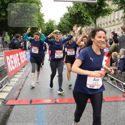 14.06.2026 - REWE Women's Run Strokosch-Dieckow http://msf.ph/oto/9785279 14.06.2026 10:03:46 Ziel 10268, 10375, 10483, 10528, 10529, 10683, 10724, 10750, 10898, 10938, 10953, 10983, 11115, 11158, 11243, 11288, 11310, 11377, 11397, 11531 meine-sportfotos.de
