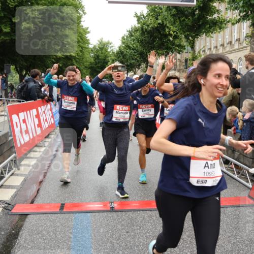 14.06.2026 - REWE Women's Run Strokosch-Dieckow http://msf.ph/oto/9785283 14.06.2026 10:03:46 Ziel 10268, 10375, 10483, 10528, 10529, 10683, 10724, 10750, 10898, 10938, 10953, 10983, 11115, 11158, 11243, 11288, 11310, 11377, 11397, 11531 meine-sportfotos.de