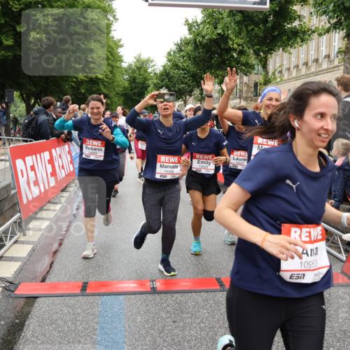 14.06.2026 - REWE Women's Run Strokosch-Dieckow http://msf.ph/oto/9785287 14.06.2026 10:03:46 Ziel 10268, 10375, 10483, 10528, 10529, 10683, 10724, 10750, 10898, 10938, 10953, 10983, 11115, 11158, 11243, 11288, 11310, 11377, 11397, 11531 meine-sportfotos.de