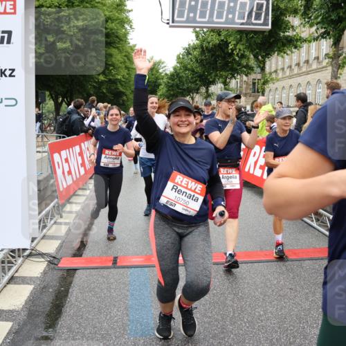 14.06.2026 - REWE Women's Run Strokosch-Dieckow http://msf.ph/oto/9785319 14.06.2026 10:03:48 Ziel 10017, 10268, 10375, 10483, 10528, 10529, 10551, 10683, 10724, 10750, 10898, 10931, 10938, 10953, 10983, 11115, 11158, 11243, 11288, 11310, 11377, 11397, 11531 meine-sportfotos.de