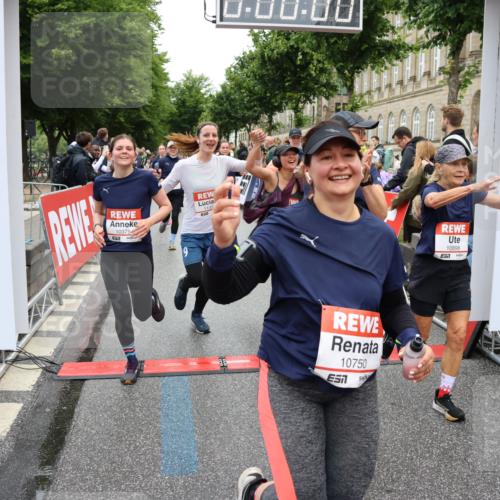 14.06.2026 - REWE Women's Run Strokosch-Dieckow http://msf.ph/oto/9785343 14.06.2026 10:03:48 Ziel 10017, 10268, 10375, 10483, 10528, 10529, 10551, 10683, 10724, 10750, 10898, 10931, 10938, 10953, 10983, 11115, 11158, 11243, 11288, 11310, 11377, 11397, 11531 meine-sportfotos.de