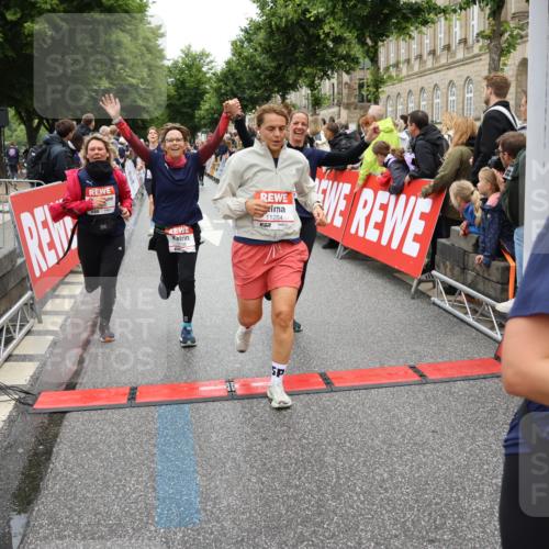 14.06.2026 - REWE Women's Run Strokosch-Dieckow http://msf.ph/oto/9785426 14.06.2026 10:03:53 Ziel 10011, 10017, 10268, 10375, 10441, 10483, 10528, 10529, 10551, 10683, 10724, 10750, 10798, 10898, 10931, 10953, 11006, 11115, 11158, 11243, 11254, 11288, 11310, 11377, 11397, 11402, 11442, 11531 meine-sportfotos.de