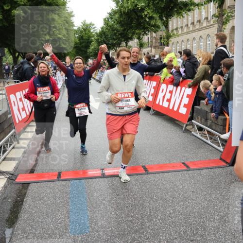 14.06.2026 - REWE Women's Run Strokosch-Dieckow http://msf.ph/oto/9785431 14.06.2026 10:03:53 Ziel 10011, 10017, 10268, 10375, 10441, 10483, 10528, 10529, 10551, 10683, 10724, 10750, 10798, 10898, 10931, 10953, 11006, 11115, 11158, 11243, 11254, 11288, 11310, 11377, 11397, 11402, 11442, 11531 meine-sportfotos.de