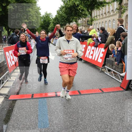 14.06.2026 - REWE Women's Run Strokosch-Dieckow http://msf.ph/oto/9785437 14.06.2026 10:03:53 Ziel 10011, 10017, 10268, 10375, 10441, 10483, 10528, 10529, 10551, 10683, 10724, 10750, 10798, 10898, 10931, 10953, 11006, 11115, 11158, 11243, 11254, 11288, 11310, 11377, 11397, 11402, 11442, 11531 meine-sportfotos.de