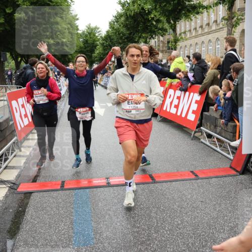 14.06.2026 - REWE Women's Run Strokosch-Dieckow http://msf.ph/oto/9785442 14.06.2026 10:03:53 Ziel 10011, 10017, 10268, 10375, 10441, 10483, 10528, 10529, 10551, 10683, 10724, 10750, 10798, 10898, 10931, 10953, 11006, 11115, 11158, 11243, 11254, 11288, 11310, 11377, 11397, 11402, 11442, 11531 meine-sportfotos.de