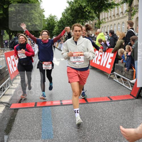 14.06.2026 - REWE Women's Run Strokosch-Dieckow http://msf.ph/oto/9785447 14.06.2026 10:03:54 Ziel 10011, 10013, 10017, 10268, 10375, 10441, 10528, 10529, 10551, 10683, 10724, 10750, 10798, 10898, 10931, 11006, 11115, 11243, 11254, 11288, 11310, 11377, 11397, 11402, 11442, 11531 meine-sportfotos.de