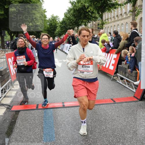 14.06.2026 - REWE Women's Run Strokosch-Dieckow http://msf.ph/oto/9785456 14.06.2026 10:03:54 Ziel 10011, 10013, 10017, 10268, 10375, 10441, 10528, 10529, 10551, 10683, 10724, 10750, 10798, 10898, 10931, 11006, 11115, 11243, 11254, 11288, 11310, 11377, 11397, 11402, 11442, 11531 meine-sportfotos.de