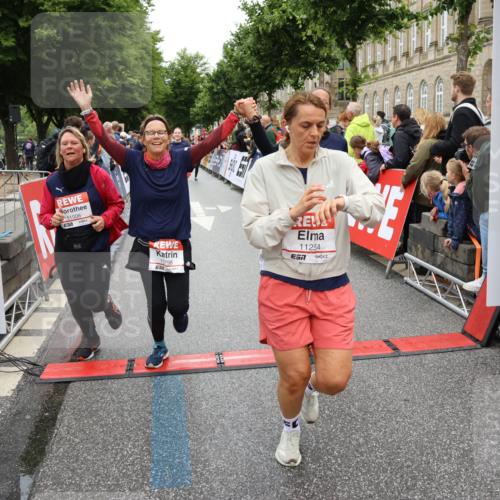 14.06.2026 - REWE Women's Run Strokosch-Dieckow http://msf.ph/oto/9785460 14.06.2026 10:03:54 Ziel 10011, 10013, 10017, 10268, 10375, 10441, 10528, 10529, 10551, 10683, 10724, 10750, 10798, 10898, 10931, 11006, 11115, 11243, 11254, 11288, 11310, 11377, 11397, 11402, 11442, 11531 meine-sportfotos.de