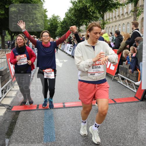 14.06.2026 - REWE Women's Run Strokosch-Dieckow http://msf.ph/oto/9785464 14.06.2026 10:03:54 Ziel 10011, 10013, 10017, 10268, 10375, 10441, 10528, 10529, 10551, 10683, 10724, 10750, 10798, 10898, 10931, 11006, 11115, 11243, 11254, 11288, 11310, 11377, 11397, 11402, 11442, 11531 meine-sportfotos.de