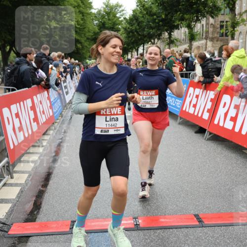 14.06.2026 - REWE Women's Run Strokosch-Dieckow http://msf.ph/oto/9785468 14.06.2026 10:03:56 Ziel 10011, 10013, 10017, 10375, 10441, 10551, 10683, 10724, 10798, 10898, 10931, 11006, 11115, 11254, 11288, 11310, 11377, 11402, 11442 meine-sportfotos.de