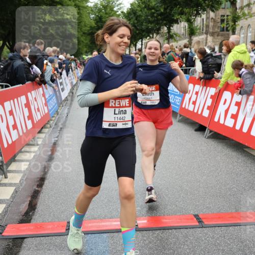 14.06.2026 - REWE Women's Run Strokosch-Dieckow http://msf.ph/oto/9785472 14.06.2026 10:03:56 Ziel 10011, 10013, 10017, 10375, 10441, 10551, 10683, 10724, 10798, 10898, 10931, 11006, 11115, 11254, 11288, 11310, 11377, 11402, 11442 meine-sportfotos.de
