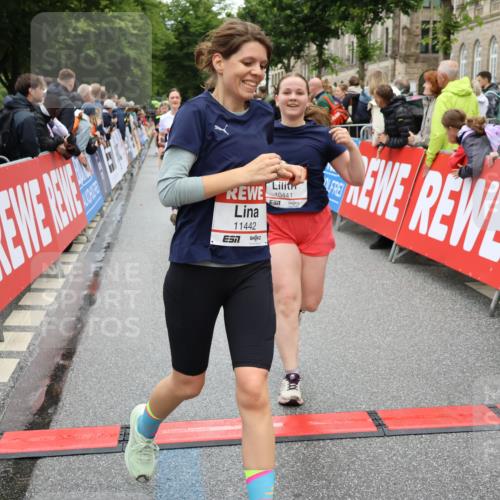 14.06.2026 - REWE Women's Run Strokosch-Dieckow http://msf.ph/oto/9785476 14.06.2026 10:03:56 Ziel 10011, 10013, 10017, 10375, 10441, 10551, 10683, 10724, 10798, 10898, 10931, 11006, 11115, 11254, 11288, 11310, 11377, 11402, 11442 meine-sportfotos.de