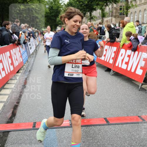 14.06.2026 - REWE Women's Run Strokosch-Dieckow http://msf.ph/oto/9785480 14.06.2026 10:03:56 Ziel 10011, 10013, 10017, 10375, 10441, 10551, 10683, 10724, 10798, 10898, 10931, 11006, 11115, 11254, 11288, 11310, 11377, 11402, 11442 meine-sportfotos.de