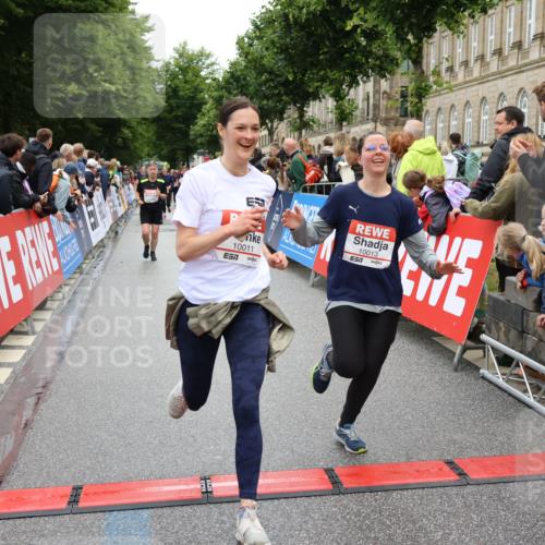 14.06.2026 - REWE Women's Run Strokosch-Dieckow http://msf.ph/oto/9785497 14.06.2026 10:03:58 Ziel 10011, 10013, 10017, 10441, 10551, 10798, 10931, 10996, 11006, 11115, 11254, 11310, 11402, 11442 meine-sportfotos.de