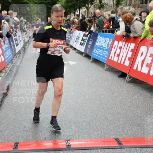 14.06.2026 - REWE Women's Run Strokosch-Dieckow http://msf.ph/oto/9785510 14.06.2026 10:04:01 Ziel 10011, 10013, 10368, 10441, 10603, 10798, 10996, 11006, 11080, 11254, 11402, 11442 meine-sportfotos.de