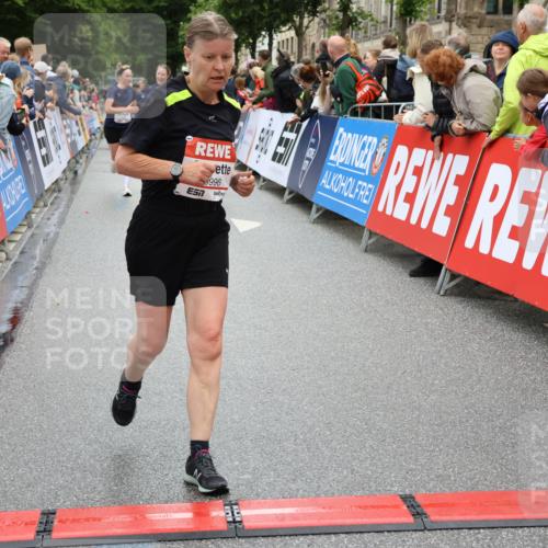 14.06.2026 - REWE Women's Run Strokosch-Dieckow http://msf.ph/oto/9785516 14.06.2026 10:04:01 Ziel 10011, 10013, 10368, 10441, 10603, 10798, 10996, 11006, 11080, 11254, 11402, 11442 meine-sportfotos.de