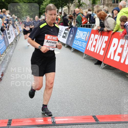 14.06.2026 - REWE Women's Run Strokosch-Dieckow http://msf.ph/oto/9785521 14.06.2026 10:04:01 Ziel 10011, 10013, 10368, 10441, 10603, 10798, 10996, 11006, 11080, 11254, 11402, 11442 meine-sportfotos.de