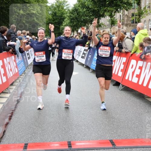 14.06.2026 - REWE Women's Run Strokosch-Dieckow http://msf.ph/oto/9785560 14.06.2026 10:04:05 Ziel 10011, 10013, 10301, 10368, 10415, 10603, 10900, 10996, 11080 meine-sportfotos.de