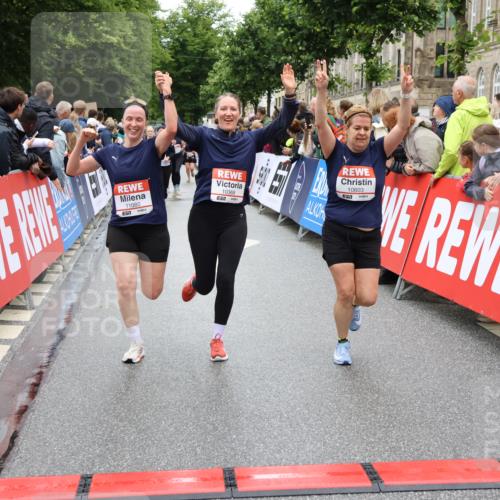14.06.2026 - REWE Women's Run Strokosch-Dieckow http://msf.ph/oto/9785565 14.06.2026 10:04:05 Ziel 10011, 10013, 10301, 10368, 10415, 10603, 10900, 10996, 11080 meine-sportfotos.de