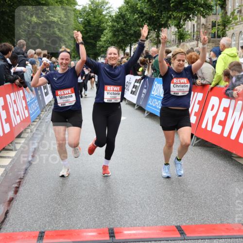 14.06.2026 - REWE Women's Run Strokosch-Dieckow http://msf.ph/oto/9785570 14.06.2026 10:04:05 Ziel 10011, 10013, 10301, 10368, 10415, 10603, 10900, 10996, 11080 meine-sportfotos.de