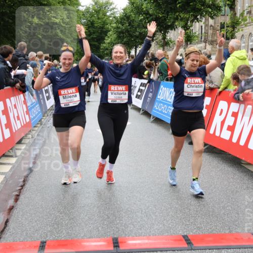 14.06.2026 - REWE Women's Run Strokosch-Dieckow http://msf.ph/oto/9785574 14.06.2026 10:04:05 Ziel 10011, 10013, 10301, 10368, 10415, 10603, 10900, 10996, 11080 meine-sportfotos.de