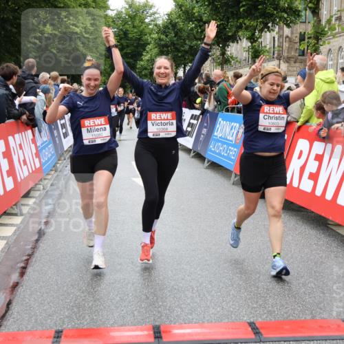 14.06.2026 - REWE Women's Run Strokosch-Dieckow http://msf.ph/oto/9785578 14.06.2026 10:04:05 Ziel 10011, 10013, 10301, 10368, 10415, 10603, 10900, 10996, 11080 meine-sportfotos.de