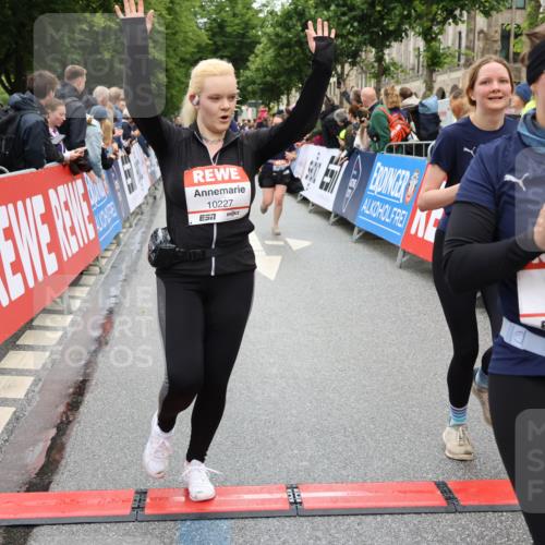 14.06.2026 - REWE Women's Run Strokosch-Dieckow http://msf.ph/oto/9785693 14.06.2026 10:04:10 Ziel 10227, 10276, 10301, 10368, 10415, 10448, 10476, 10603, 10900, 11080, 11333 meine-sportfotos.de