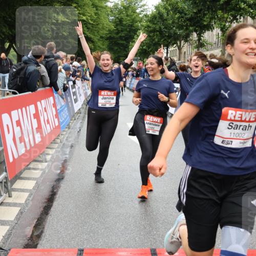14.06.2026 - REWE Women's Run Strokosch-Dieckow http://msf.ph/oto/9785995 14.06.2026 10:04:40 Ziel 10486, 10771, 10787, 10788, 11002, 11068, 11118, 11187 meine-sportfotos.de