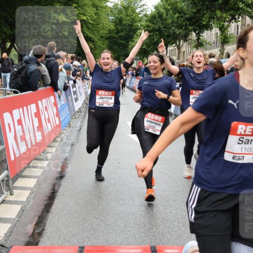 14.06.2026 - REWE Women's Run Strokosch-Dieckow http://msf.ph/oto/9785996 14.06.2026 10:04:40 Ziel 10486, 10771, 10787, 10788, 11002, 11068, 11118, 11187 meine-sportfotos.de
