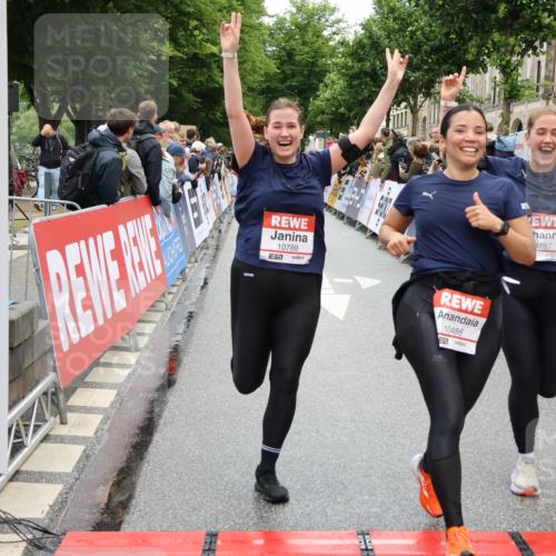 14.06.2026 - REWE Women's Run Strokosch-Dieckow http://msf.ph/oto/9786000 14.06.2026 10:04:41 Ziel 10486, 10771, 10787, 10788, 11002, 11068, 11118, 11187 meine-sportfotos.de