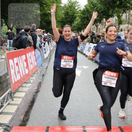 14.06.2026 - REWE Women's Run Strokosch-Dieckow http://msf.ph/oto/9786001 14.06.2026 10:04:41 Ziel 10486, 10771, 10787, 10788, 11002, 11068, 11118, 11187 meine-sportfotos.de