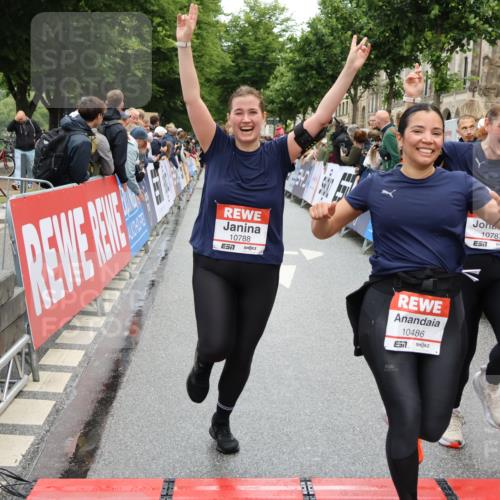 14.06.2026 - REWE Women's Run Strokosch-Dieckow http://msf.ph/oto/9786002 14.06.2026 10:04:41 Ziel 10486, 10771, 10787, 10788, 11002, 11068, 11118, 11187 meine-sportfotos.de