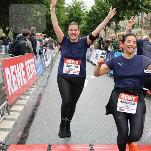 14.06.2026 - REWE Women's Run Strokosch-Dieckow http://msf.ph/oto/9786003 14.06.2026 10:04:41 Ziel 10486, 10771, 10787, 10788, 11002, 11068, 11118, 11187 meine-sportfotos.de