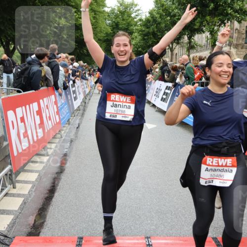 14.06.2026 - REWE Women's Run Strokosch-Dieckow http://msf.ph/oto/9786004 14.06.2026 10:04:41 Ziel 10486, 10771, 10787, 10788, 11002, 11068, 11118, 11187 meine-sportfotos.de