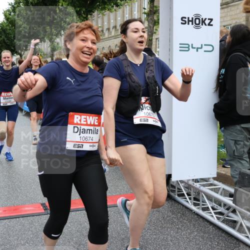 14.06.2026 - REWE Women's Run Strokosch-Dieckow http://msf.ph/oto/9786089 14.06.2026 10:05:21 Ziel 10318, 10409, 10512, 10533, 10583, 10588, 10674, 10675, 10968, 11027, 11091, 11263, 11452, 11462 meine-sportfotos.de